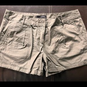 Only tried on, never worn! Women’s size 8 khaki green cargo shorts!